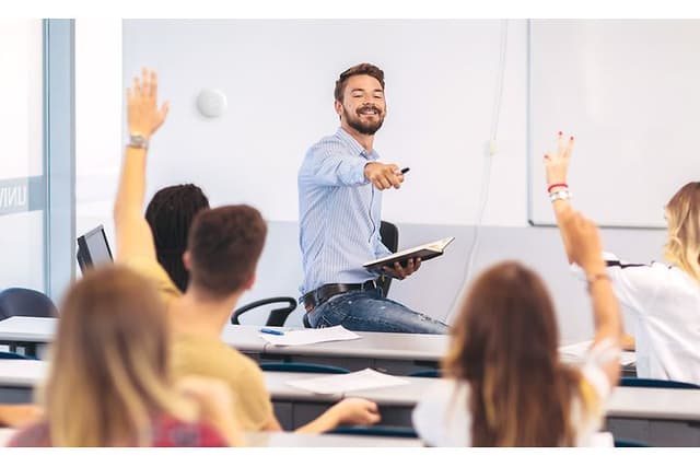 Airthings Wave Plus -ilmanlaatumittari luokkahuoneen seinällä