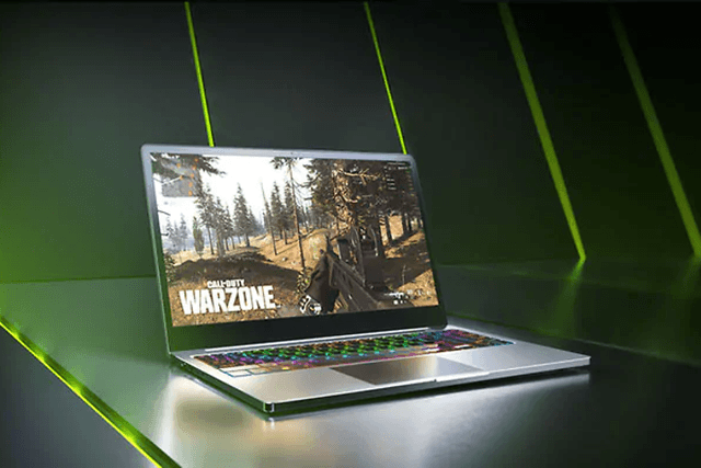 Gaming laptop med CoD Warzone på skærmen