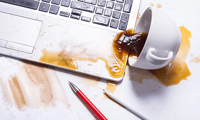 kaffesøl på en bærbar pc