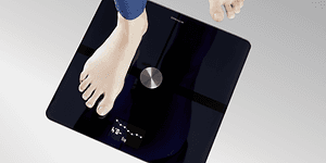 Withings - A woman standing on a Withings smart scale (1)