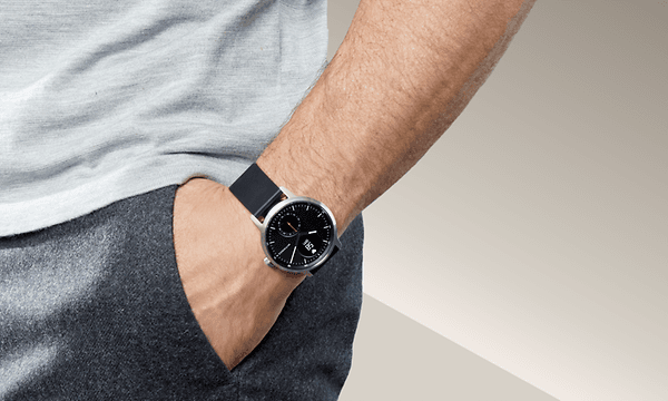 Withings - Mann som har hånda i lommen med Withings smartklokke rundt håndleddet