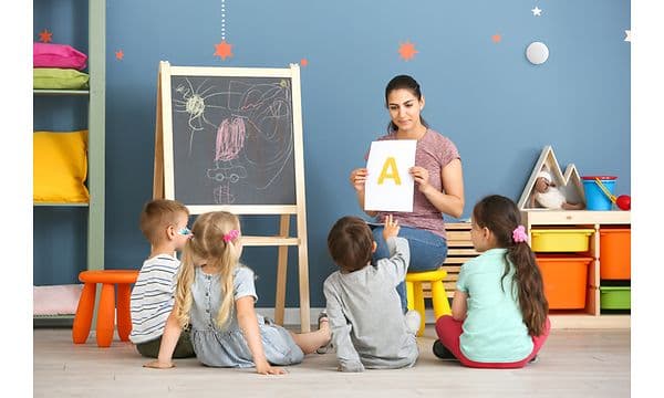 Airthings Wave Plus på væggen i en klasse for små børn