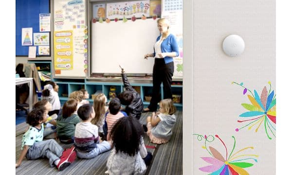 Airthings Wave Mini uden for en klassedør