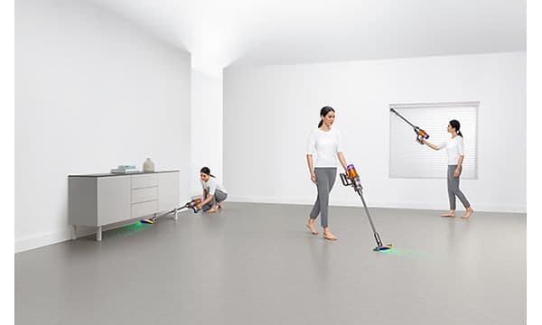 Den samme kvinde med tre gange i samme rum, hvor hun gør rent med en Dyson V12 Slim