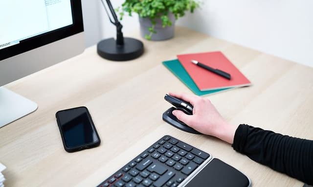 Kvinde bruger Contour Unimouse til arbejde