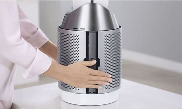En person, der udfører filtervedligeholdelse på Dyson Pure Hot & Cool-blæser