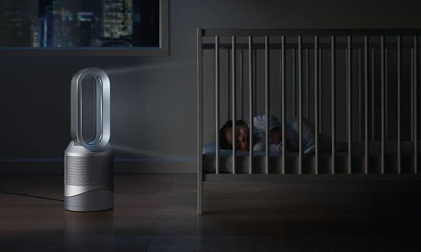 Dyson Pure Hot & Cool Link i mørkt soveværelse med et sovende barn