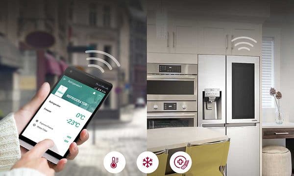 ThinQ - mobil med ThinQ-appen som sender signal mot et kjøleskap