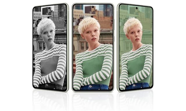 Samsung Galaxy S21 FE-telefoner med et billede af kvinde på skærmen i tre forskellige farvekombinationer