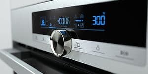 Nærbilde av display og knapp på en Hisense stekeovn