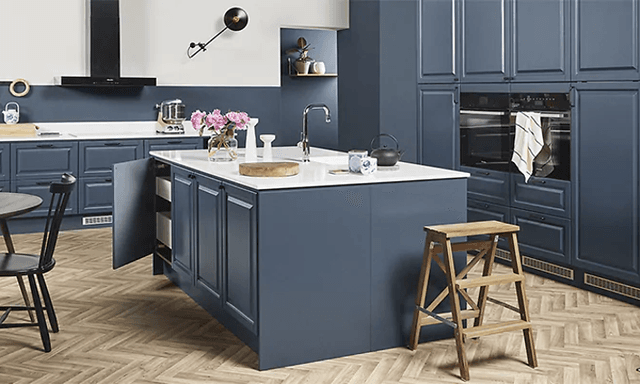 Elkjøp Heritage Blue-Grey kjøkken med kjøkkenøy