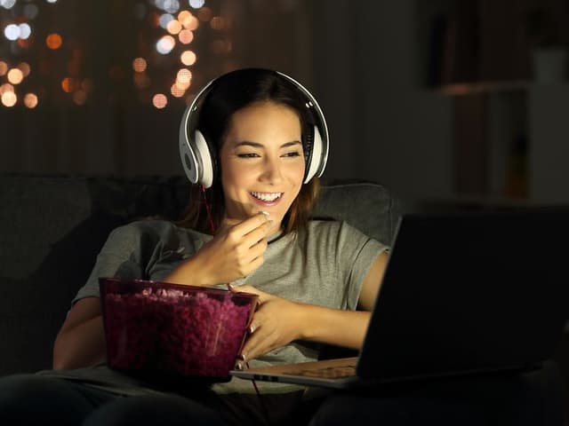 Kvinde ser film på sin bærbar
