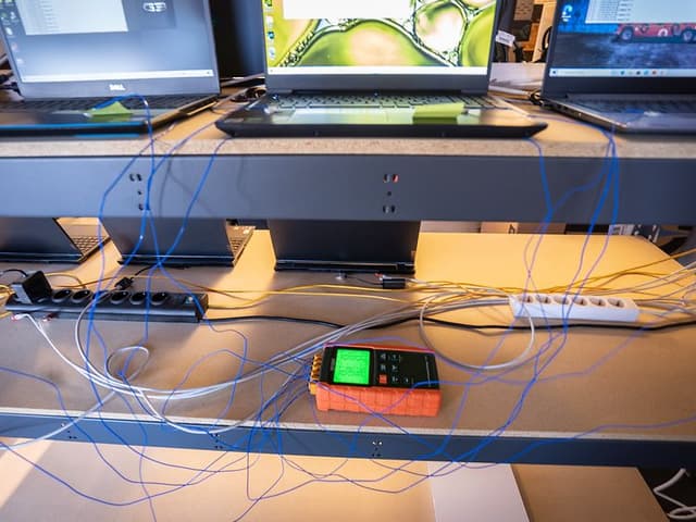 UL measuring temperature of multiple laptops