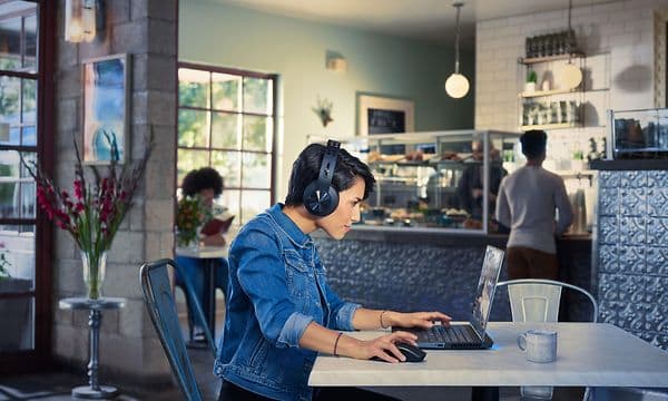 Woman-gaming-at-a-cafe