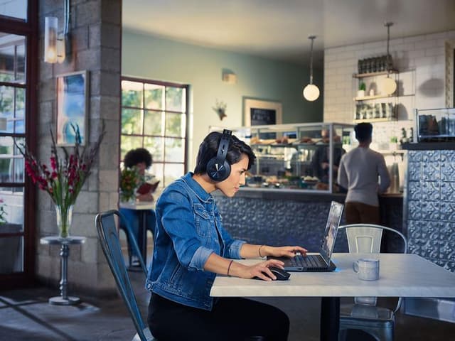 Woman-gaming-at-a-cafe