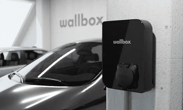 Wallbox logga Copper SB och en silverfärgad bil