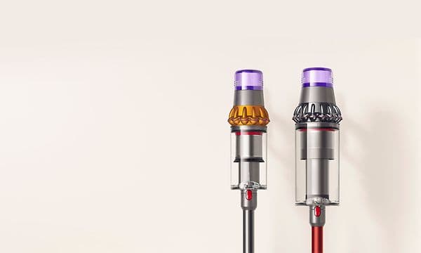 To Dyson-støvsugere ved siden av hverandre