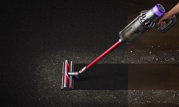 Dyson Outsize Absolute rengjør et skittent gulv