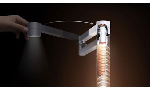 Lightcycle Morph Floor -  En hand rör en Dyson lampa.