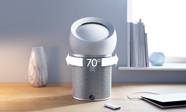 Dyson Pure Cool Me placerad på ett bord och med en illustration av dess mjuka svängning.