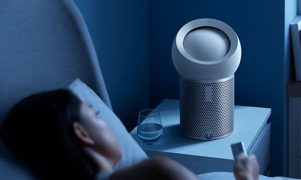 Dyson Pure Cool Me: Kvinna i säng ställer in sin Dyson Pure Cool Me med en sömntimer.
