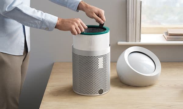 Dyson Pure Cool Me:  Person som sköter filteret på en Dyson Pure Cool Me
