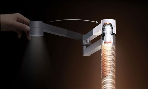 Lightcycle Morph: Hand som flyttar en Dyson-lampa.