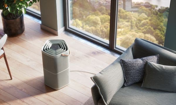 Harmaa Electrolux Pure A9 ilmanpuhdistin sohvan vieressä olohuoneessa