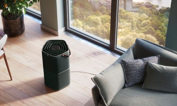 Musta Electrolux Pure A9 ilmanpuhdistin vaalean sohvan vieressä vaaleassa olohuoneessa
