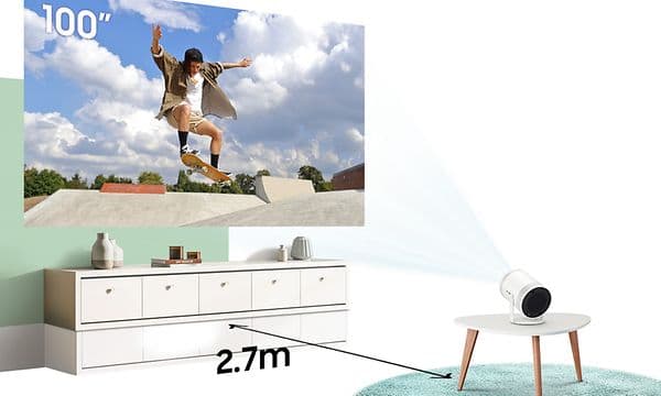 Samsung The Freestyle -projektori projisoi kuvaa skeittarista seinälle
