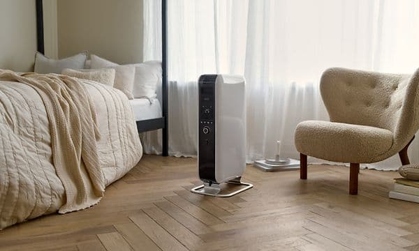Mill Gentle Air radiator står på gulvet i midten av et rom