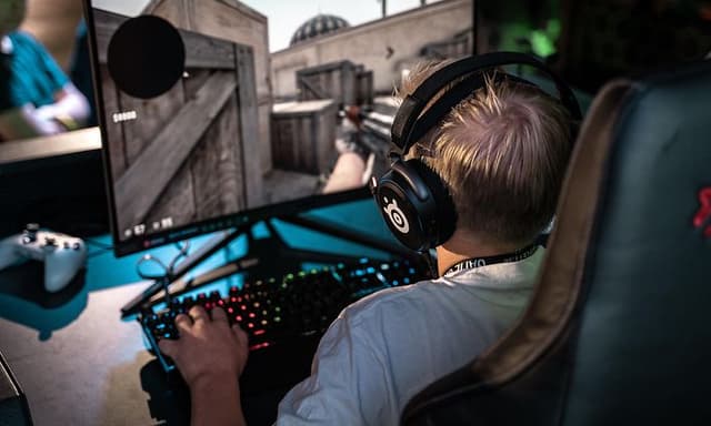 Kille som spelar Counter Strike Global Offensive