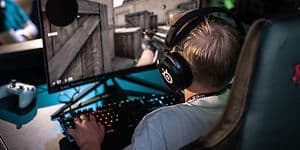 Kille som spelar Counter Strike Global Offensive