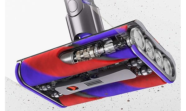 illustrasjon av hvordan Dyson Omni-Glide er utformet for daglig rengjøring av harde gulv ved å vise munnstykket fra undersiden