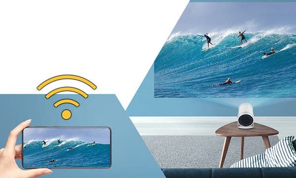 En mobil, der caster surfere på væggen gennem projektor