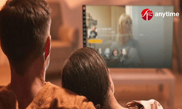 Streamingtjänster hos Elgiganten: SF Anytime banner..Par ser på film med SF Anytime.