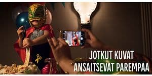 Äiti ottaa valokuvaa naamiaisasuun pukeutuneesta pojastaan ja teksti Jotkut kuvat ansaitsevat parempaa