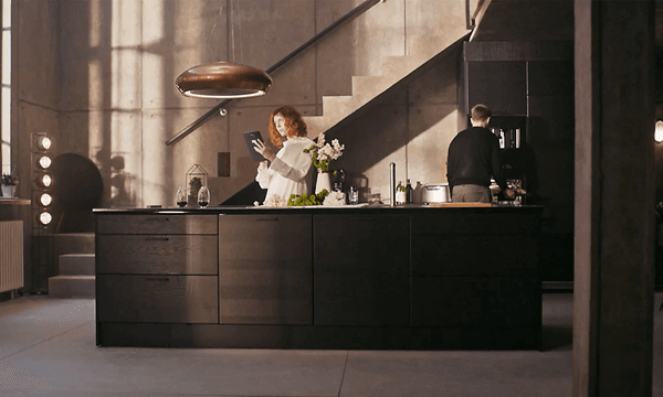 EPOQ - Edge - Kitchen - mand og kvinde i et epoq køkken fra Elgiganten