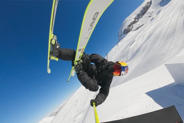 Skidåkare som filmar tricks med GoPro på selfiepinne