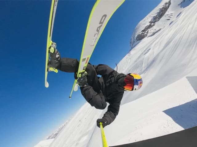 Skidåkare som filmar tricks med GoPro på selfiepinne