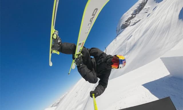 Skidåkare som filmar tricks med GoPro på selfiepinne