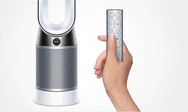 Dyson Pure Hot & Cool og en hånd som holder en fjernkontroll