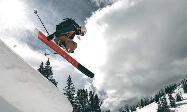 Garmin Fenix 7 på armen af en person, der står på ski