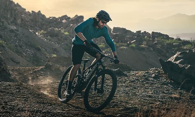 Garmin Fenix 7 på armen til mountainbiker