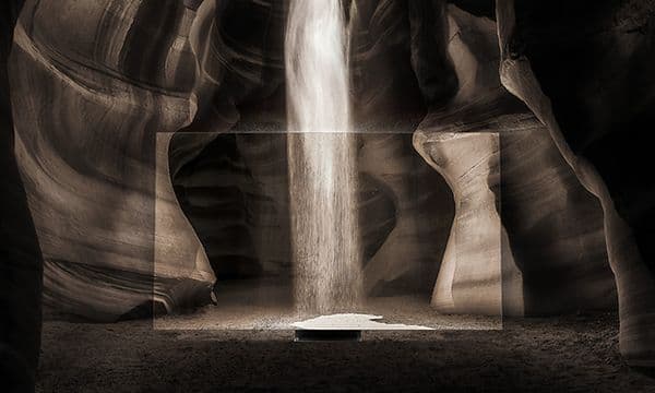 Samsung-TV-QN900A- TV i en grotte