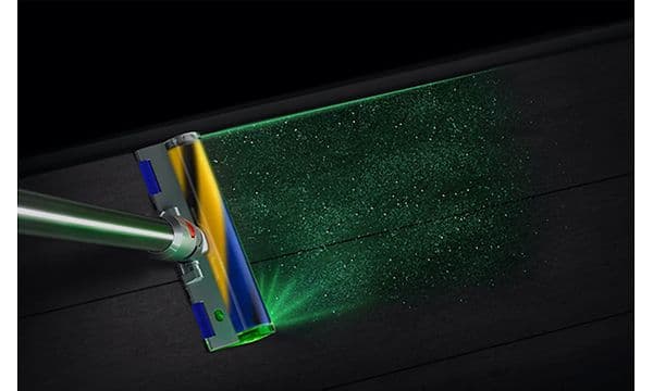 Dyson V12 Slim käyttää laservaloa likaisen lattian valaisemiseen