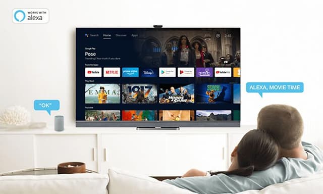 Par tittar på TV i vardagsrummet