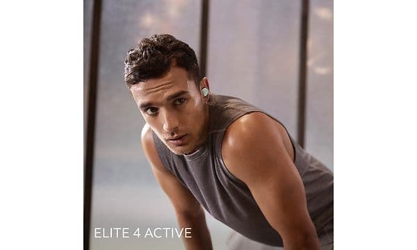 CE-Jabra-Mann med Elite 4 Active