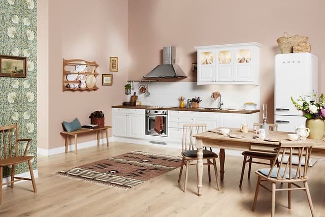 Vitt EPOQ Heritage kök i färgen Classic White med bänkskiva i trä och öppen planlösning.