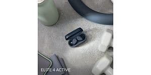 Blå Jabra Elite 4 Active ved siden af træningsudstyr